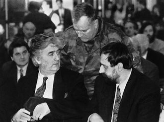 Mladič (uprostřed v uniformě) s Karadžičem (vlevo) a Hadžičem (vpravo) roku 1993.