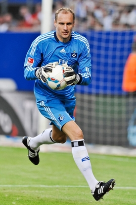 Brankář Jaroslav Drobný.