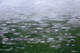 Deštivé počasí letos vyhnalo lidi z koupališť. Deštivé počasí letos vyhnalo lidi z koupališť.