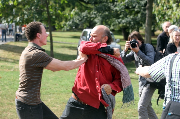 Záběr z napadení sochaře Oldřicha Hejtmánka v roce 2009.