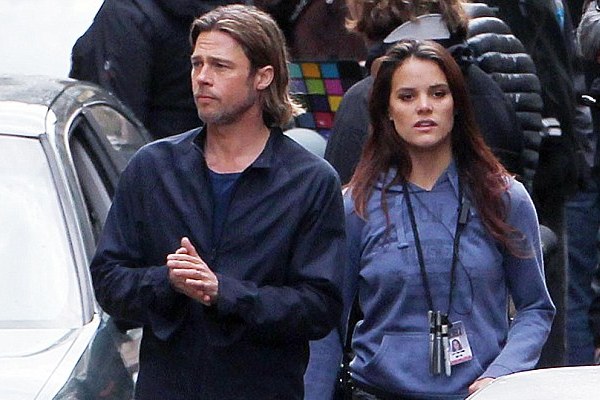 Brad Pitt se svou půvabnou asistentkou. Brad Pitt se svou půvabnou asistentkou.