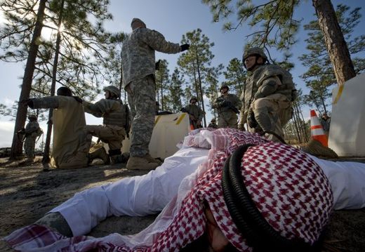 Američtí námořníci se připravují na střídání svých kolegů v Iráku v pevnosti Fort Jackson.