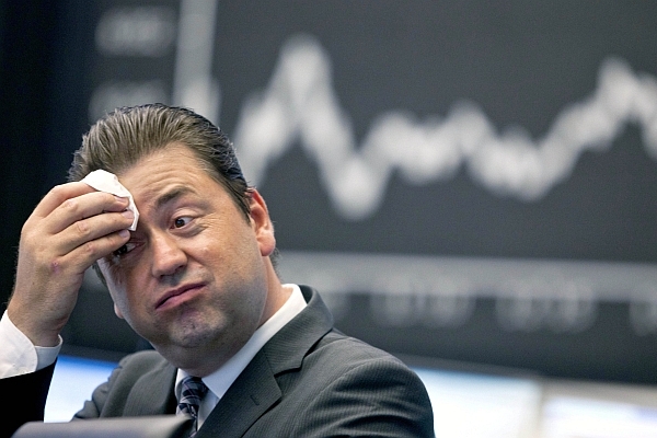 Investoři se odklánějí od akcií a komodit.