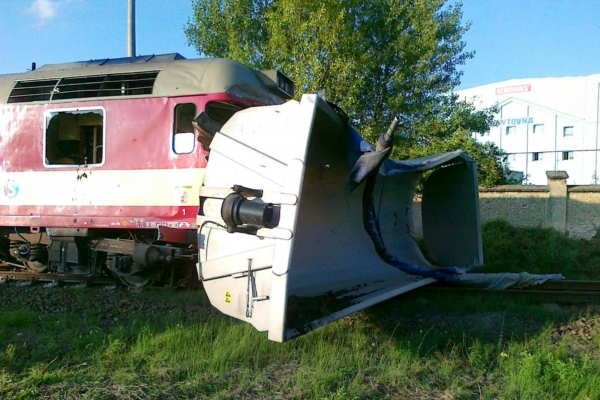 V Praze-Čakovicích vykolejil vlak po střetu s náklaďákem. V Praze-Čakovicích vykolejil vlak po střetu s náklaďákem.