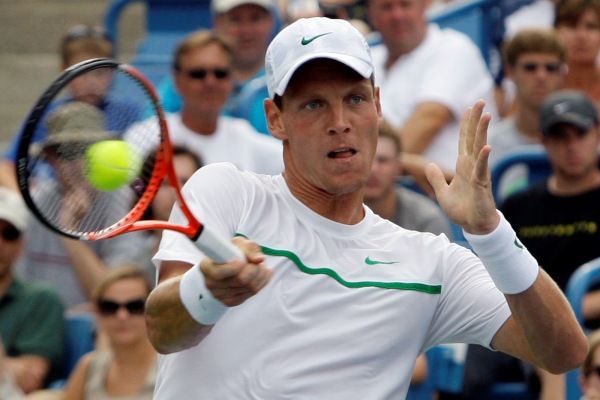 Tomáš Berdych zápas vzdal kvůli zraněnému rameni. Tomáš Berdych zápas vzdal kvůli zraněnému rameni.