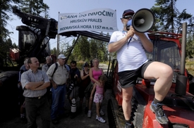 Zhruba čtyři sta lidí podpořilo vedení parku v boji s kůrovcem.