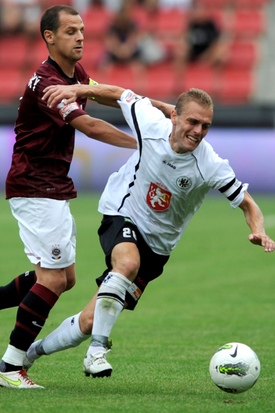 Marek Matějovský (vlevo) v souboji s hradeckým Mariánem Hockem.