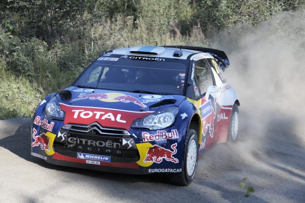 Francouz Sébastian Ogier ve svém voze. Francouz Sébastian Ogier ve svém voze.