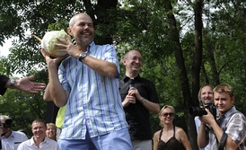 Marek Eben hodil svému kmotřenci i nějaký ten pamlsek.