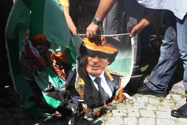 Pálení vlajky s portrétem Kaddáfího před lybijskou ambasádou v turecké Ankaře.