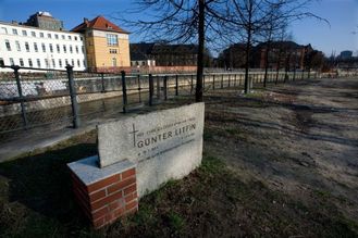 Památník na Litfina, prvního uprchlíka, kterého zastřelili východoněmečtí pohraničníci u berlínské zdi.