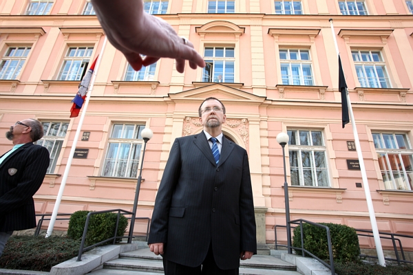 Radko Martínek se po náročné operaci vrací do svého úřadu. Radko Martínek se po náročné operaci vrací do svého úřadu.