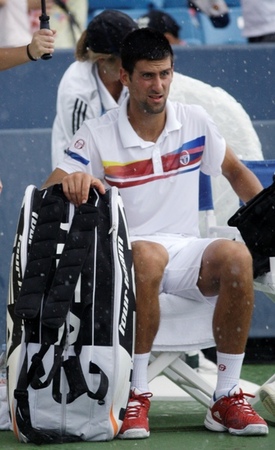 Novak Djokovič se nechává ošetřovat.