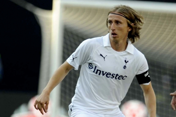 Luku Modriče to táhne do Chelsea, Tottenham ho ale pustit nechce. Luku Modriče to táhne do Chelsea, Tottenham ho ale pustit nechce.