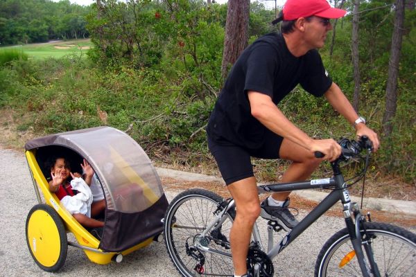 Podle navrhované novely by na silnice nižších kategorií cyklisté s vozíkem směli.