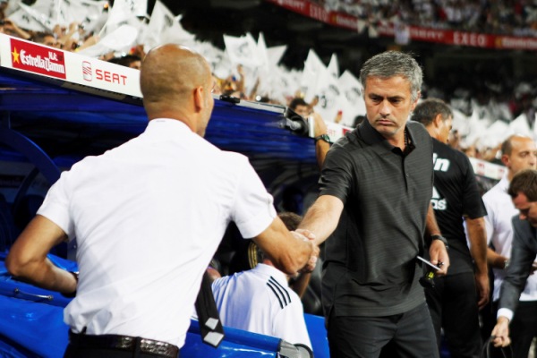 José Mourinho (vpravo) při utkání Superpoháru s Barcelonou.