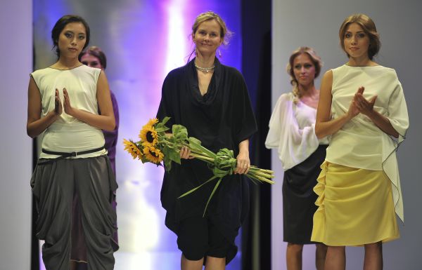 Módní návrhářky Lady Vyvialové (uprostřed).