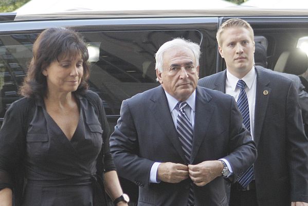 Dominique Strauss-Kahn má o starost méně, soud ho pouští domů. Dominique Strauss-Kahn má o starost méně, soud ho pouští domů.