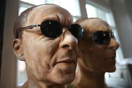Jan Saudek s nánosem malby na obličeji ve svém ateliéru.