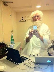 Stephen Fry hraje v Holy Flying Circus Boha.
