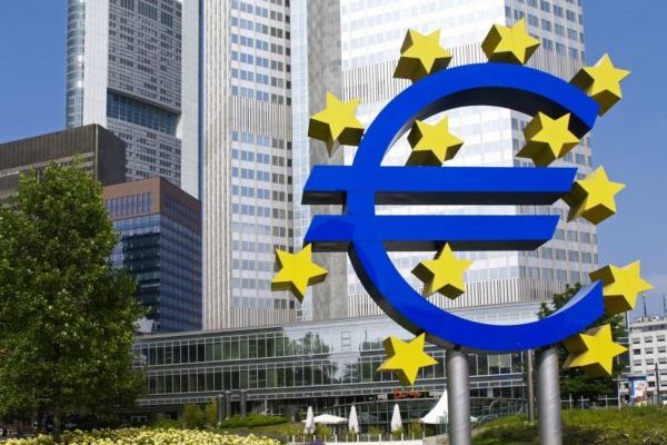 Německý prezident citoval článek smlouvy o EU, podle nějž má ECB zakázáno kupovat dluhopisy přímo od vlád. ECB toto pravidlo obchází nákupy na sekundárním trhu.