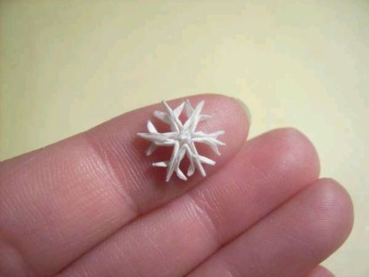 Anja Markiewiczová z německé Postupimi vytváří miniorigami z papíru.