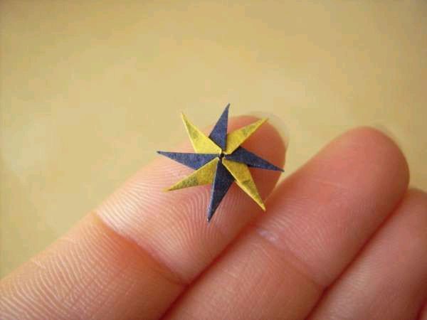 Umělkyně používá čtverečky papíru menší než 2,5 cm. 
