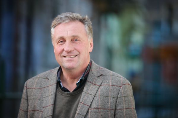 Expremiér Mirek Topolánek je mezi kandidáty na šéfa Teplárenského sdružení. Expremiér Mirek Topolánek je mezi kandidáty na šéfa Teplárenského sdružení.