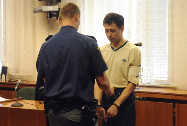 Obžalovanému hrozí až 16 let vězení. Obžalovanému hrozí až 16 let vězení.