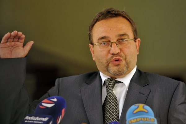 Ministr Dobeš má členům TOP 09 vysvětlit, proč ve svém úřadě drží předsedu konzervativní iniciativy D.O.S.T. Ladislava Bátoru.