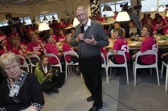 Kamprad snídá se zaměstanci při 50. výročí IKEA.