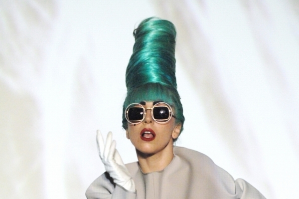 Lady Gaga v účesu podle kreslené Marge ze seriálu Simpsonovi.