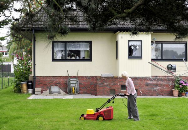 Přežívá různě u známých, třeba za sekání zahrady.