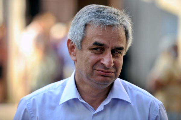 Kreml hraje na jistotu: i opoziční kandidát Raul Chadžimba je bývalým (?) agentem KGB.