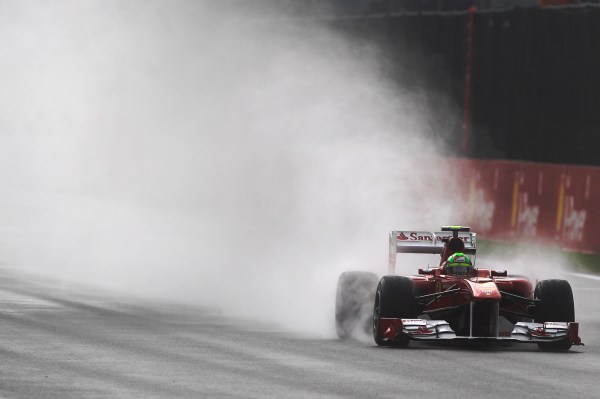 Piloti během pátečních tréninků okusili proměnlivé počasí.
