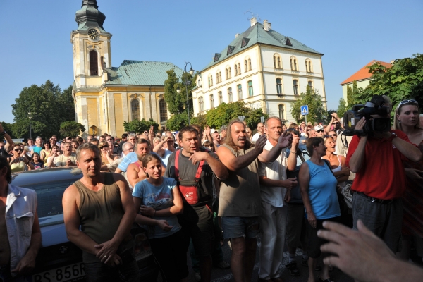 V Rumburku začal mítink v 17 hodin a postupně se zde sešlo asi 1500 lidí.
