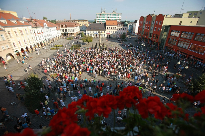 Na demonstraci proti kriminalitě přišlo v Rumburku zhruba 1500 lidí (Foto: Karel Šanda).