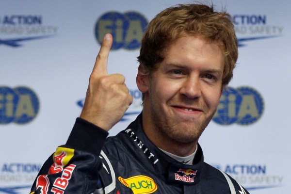Sebastian Vettel svým typickým gestem oslavuje pole position pro Velkou cenu Belgie.