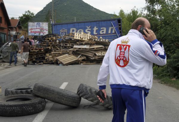 Srbové zablokovali silnice v Kosovu již v červenci. Srbové zablokovali silnice v Kosovu již v červenci.