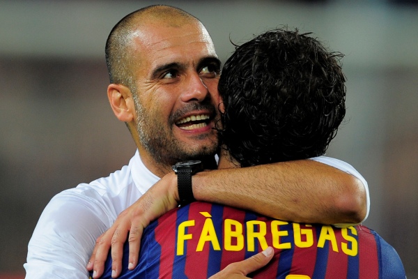 Pep Guardiola objímá po vítězství v evropském Superpoháru novou posilu Cesca Fábregase. Pep Guardiola objímá po vítězství v evropském Superpoháru novou posilu Cesca Fábregase.