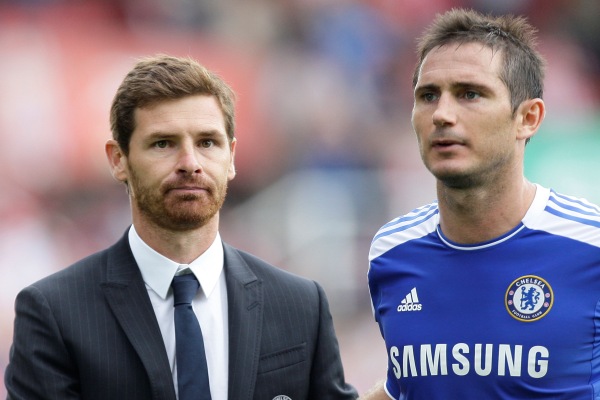 Střelec druhé branky Chelsea Frank Lampard (vpravo) s trenérem André Villas-Boasem.
