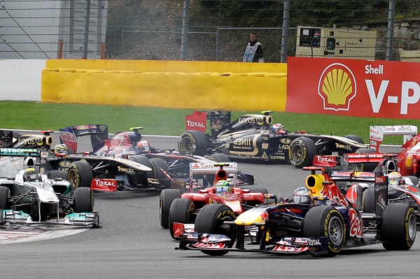 Sebastian Vettel (vpravo dole) v první zatáčce Velké ceny Belgie. Sebastian Vettel (vpravo dole) v první zatáčce Velké ceny Belgie.