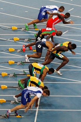 Start sprintu na 100 metrů.