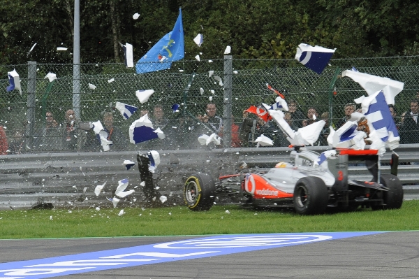 Lewis Hamilton rozstřeluje svůj mclaren o svodidla. Lewis Hamilton rozstřeluje svůj mclaren o svodidla.