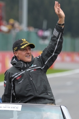 Michael Schumacher zdraví před Velkou cenou Belgie fanoušky.