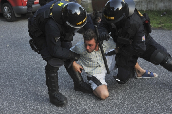 Policie musela proti agresivním demonstrantům zakročit. Policie musela proti agresivním demonstrantům zakročit.