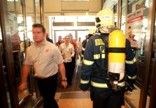 Požár vypukl zřejmě v provozovně s občerstvením.