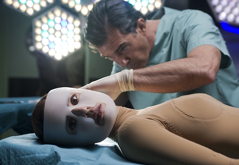 Antonio Banderas jako vědec posedlý vynálezem bezpečné kůže.