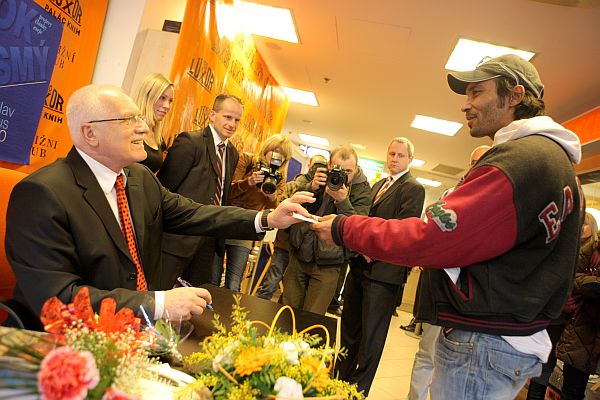 Součástí Klausovy návštěvy v Ostravě bude i autogramiáda jeho knih (ilustrační foto).