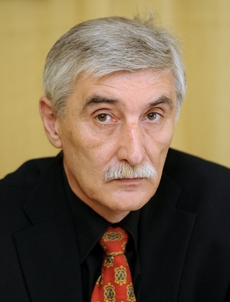 Kontroverzní úředník Ladislav Bátora je jedním z trnů v patě současné vlády.